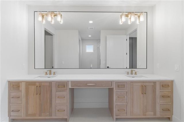 16055 W Eisenhower Road, Lansing, KS 66043