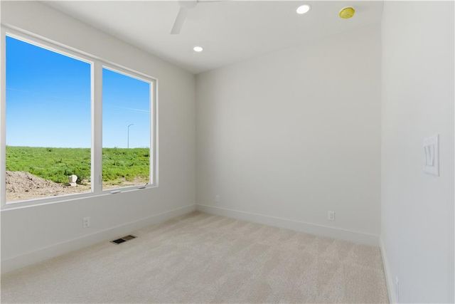 16055 W Eisenhower Road, Lansing, KS 66043