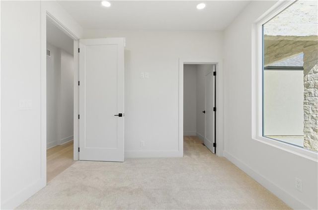 16055 W Eisenhower Road, Lansing, KS 66043