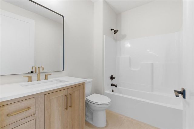 16055 W Eisenhower Road, Lansing, KS 66043