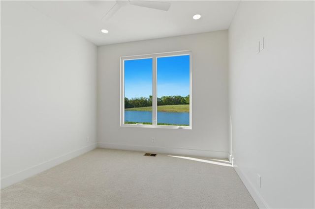 16055 W Eisenhower Road, Lansing, KS 66043