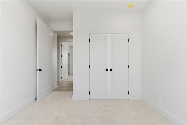 16055 W Eisenhower Road, Lansing, KS 66043