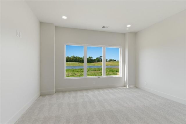 16055 W Eisenhower Road, Lansing, KS 66043