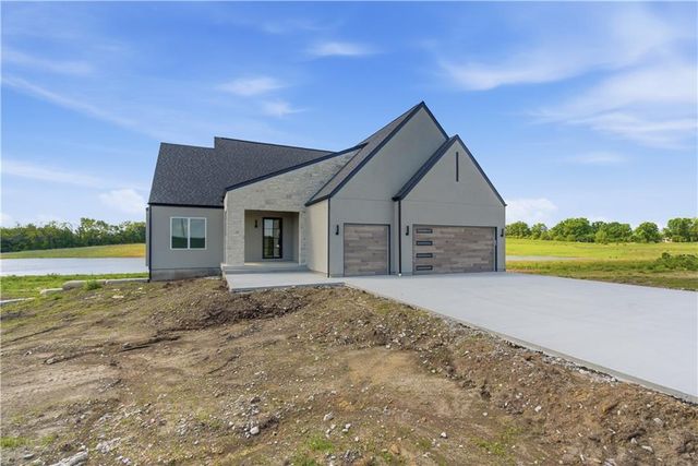 16055 W Eisenhower Road, Lansing, KS 66043