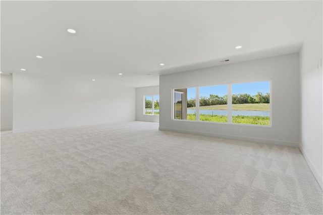 16055 W Eisenhower Road, Lansing, KS 66043
