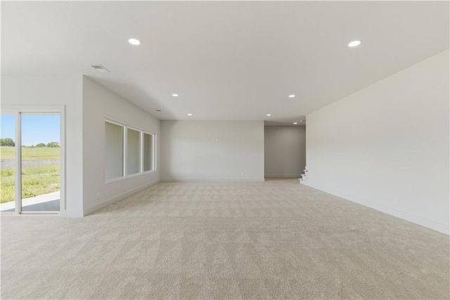 16055 W Eisenhower Road, Lansing, KS 66043