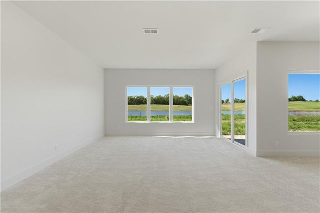 16055 W Eisenhower Road, Lansing, KS 66043