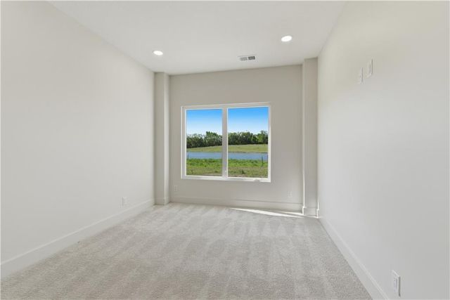 16055 W Eisenhower Road, Lansing, KS 66043