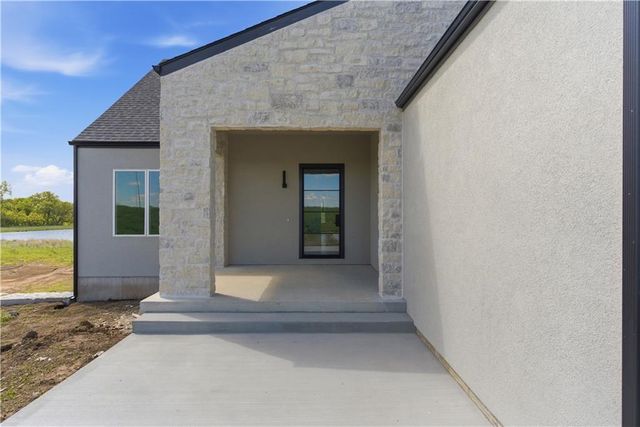 16055 W Eisenhower Road, Lansing, KS 66043