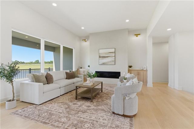 16055 W Eisenhower Road, Lansing, KS 66043
