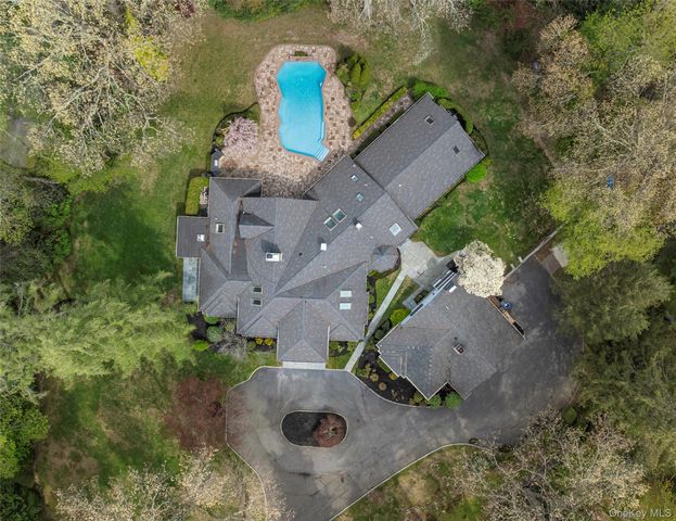 1095 Pine Valley Road, Upper Brookville, NY 11771