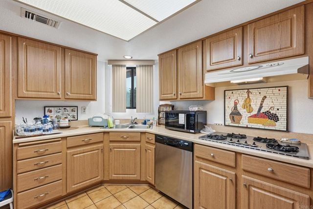 634 Via Santa Cruz, Vista, CA 92081