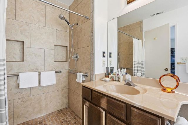 634 Via Santa Cruz, Vista, CA 92081