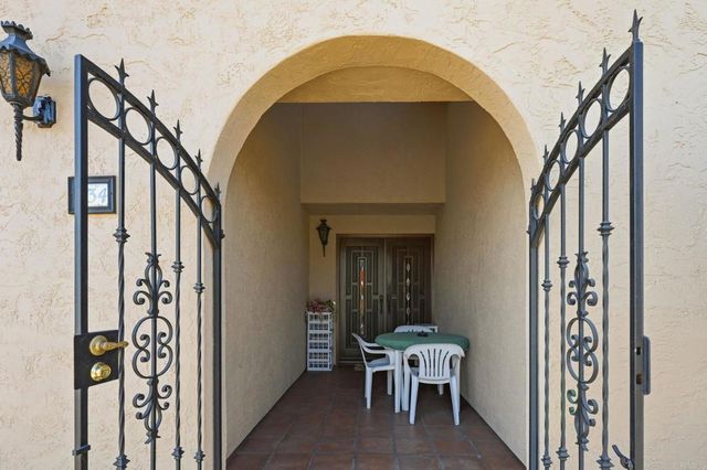 634 Via Santa Cruz, Vista, CA 92081