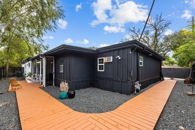 7902 Richmond Avenue, Houston, TX 77063