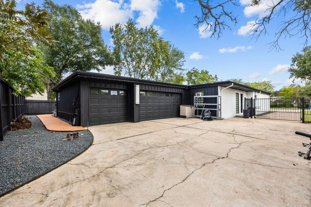 7902 Richmond Avenue, Houston, TX 77063