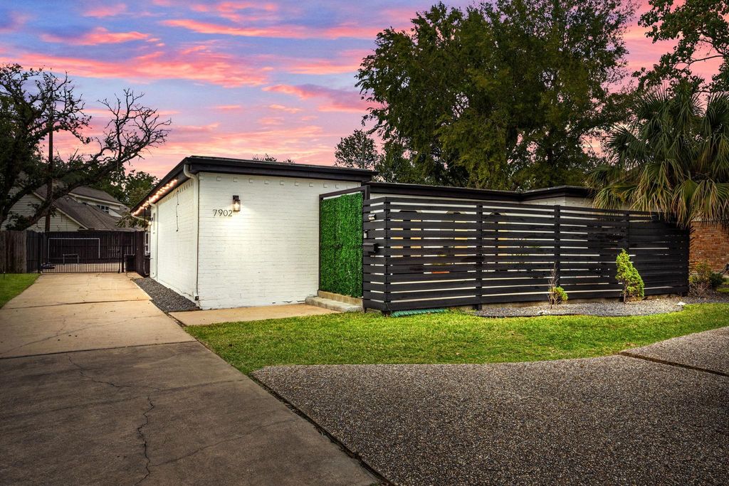 7902 Richmond Avenue, Houston, TX 77063