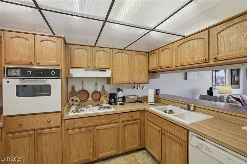 Image 12 of property listing at 750 South Royal Crest Circle 345, Las Vegas, NV 89169