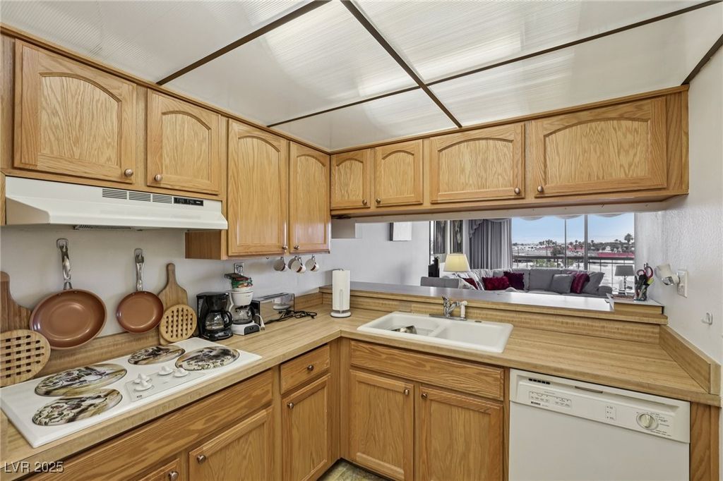 Image 14 of property listing at 750 South Royal Crest Circle 345, Las Vegas, NV 89169
