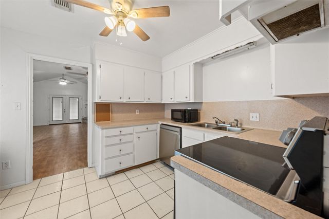 614 Normal Park Drive, Huntsville, TX 77320
