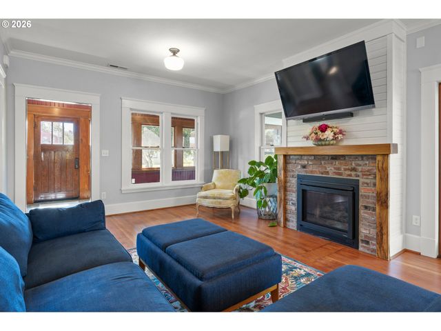 918 C St, Springfield, OR 97477
