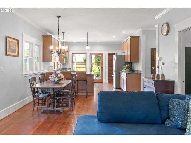 918 C St, Springfield, OR 97477