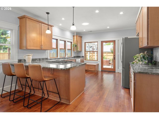 918 C St, Springfield, OR 97477