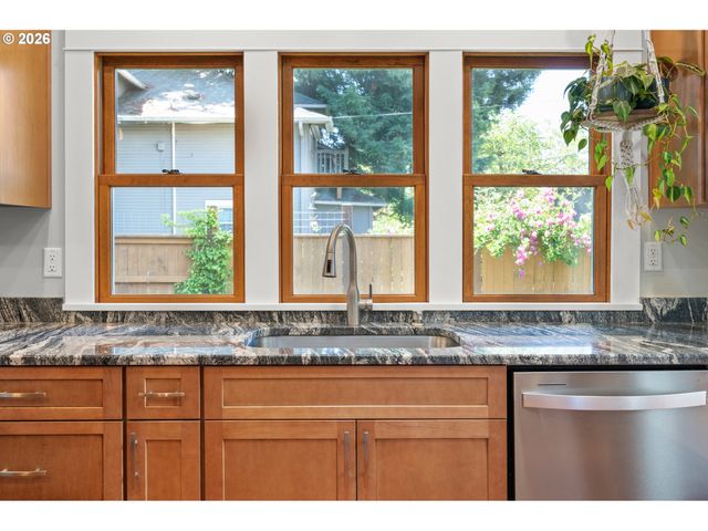 918 C St, Springfield, OR 97477