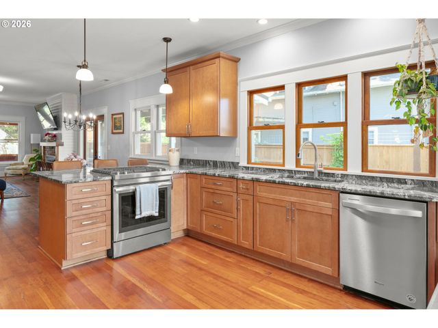 918 C St, Springfield, OR 97477