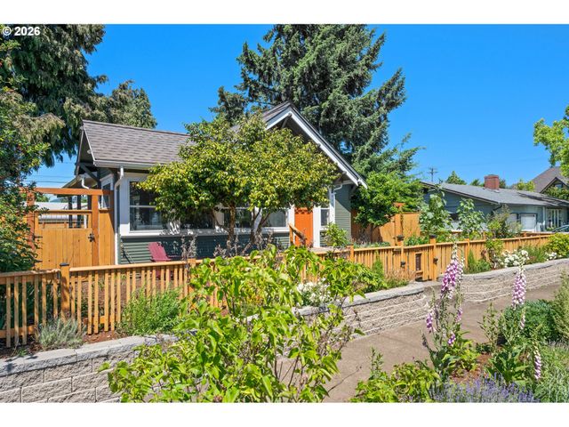 918 C St, Springfield, OR 97477