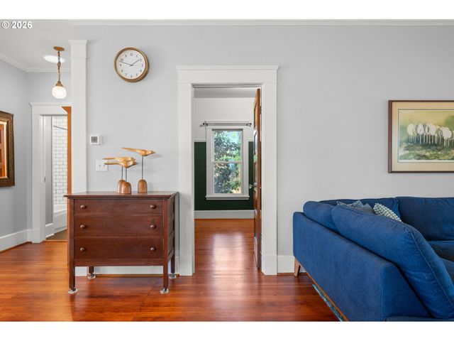 918 C St, Springfield, OR 97477