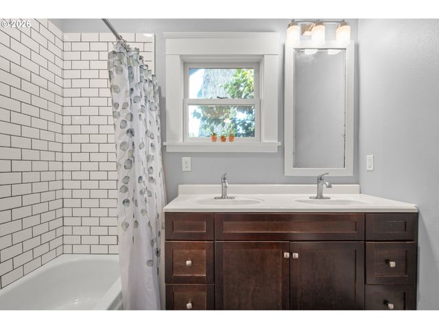 918 C St, Springfield, OR 97477