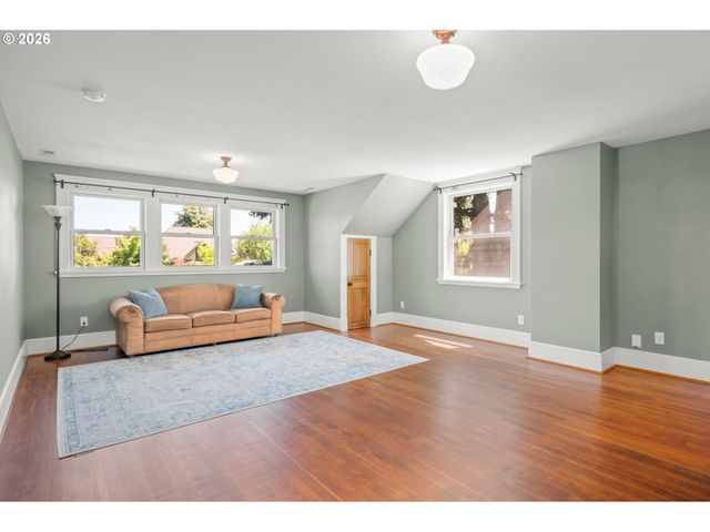 918 C St, Springfield, OR 97477
