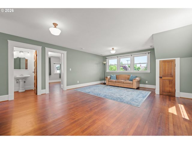 918 C St, Springfield, OR 97477