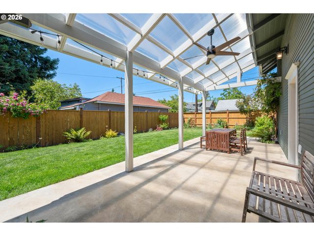 918 C St, Springfield, OR 97477