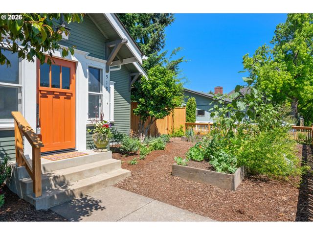 918 C St, Springfield, OR 97477