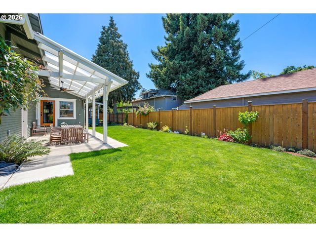 918 C St, Springfield, OR 97477
