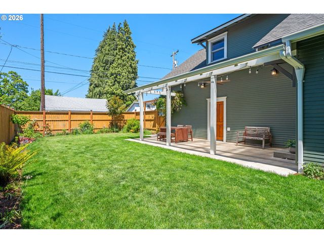 918 C St, Springfield, OR 97477