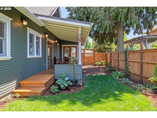 918 C St, Springfield, OR 97477