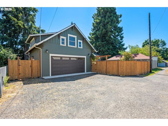 918 C St, Springfield, OR 97477