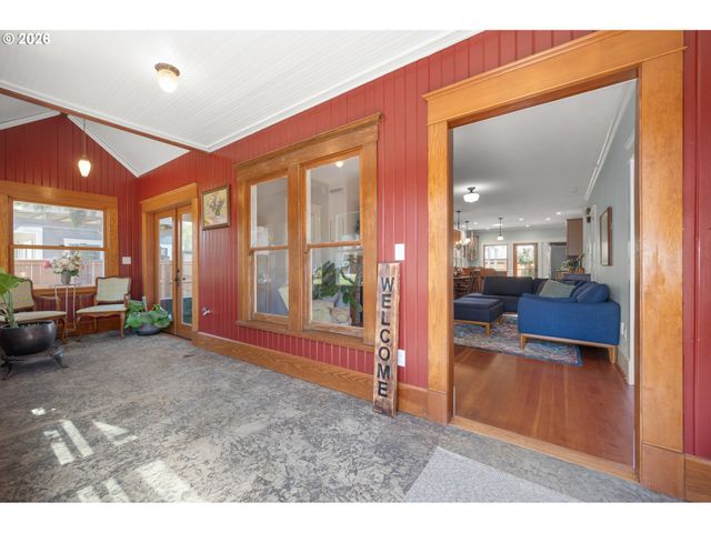 918 C St, Springfield, OR 97477