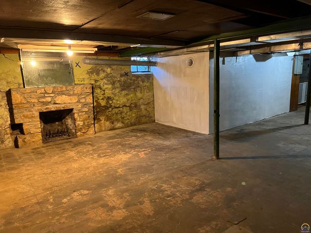 836 SE Highland AVE, Topeka, KS 66607