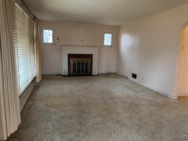 836 SE Highland AVE, Topeka, KS 66607