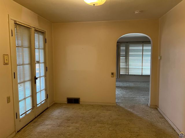 836 SE Highland AVE, Topeka, KS 66607