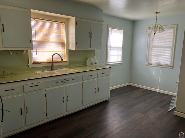 836 SE Highland AVE, Topeka, KS 66607