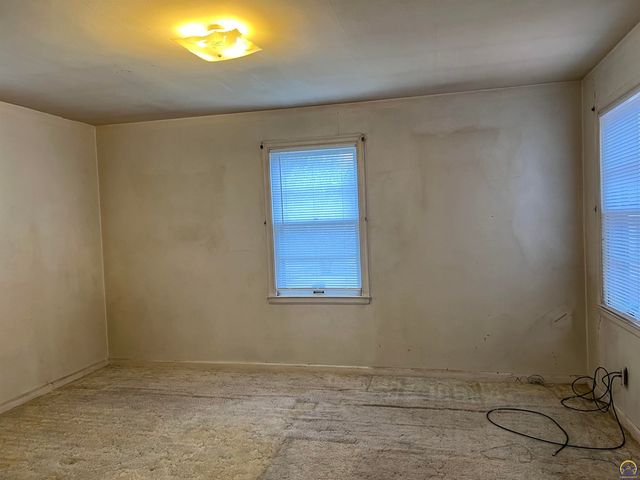 836 SE Highland AVE, Topeka, KS 66607