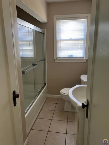 836 SE Highland AVE, Topeka, KS 66607