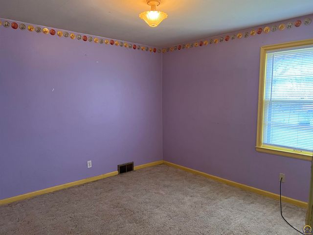 836 SE Highland AVE, Topeka, KS 66607