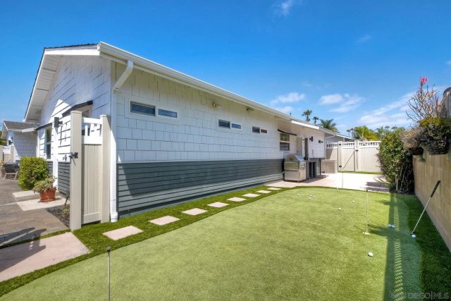 1011 Knowles Ave., Carlsbad, CA 92008