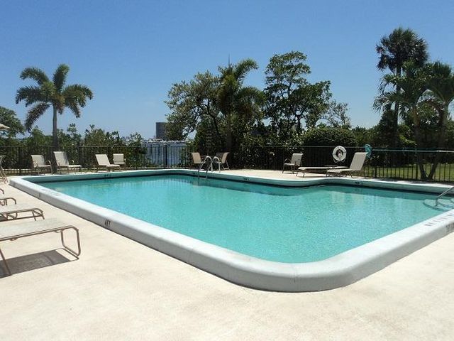 1660 Twelve Oaks Way 203, North Palm Beach, FL 33408